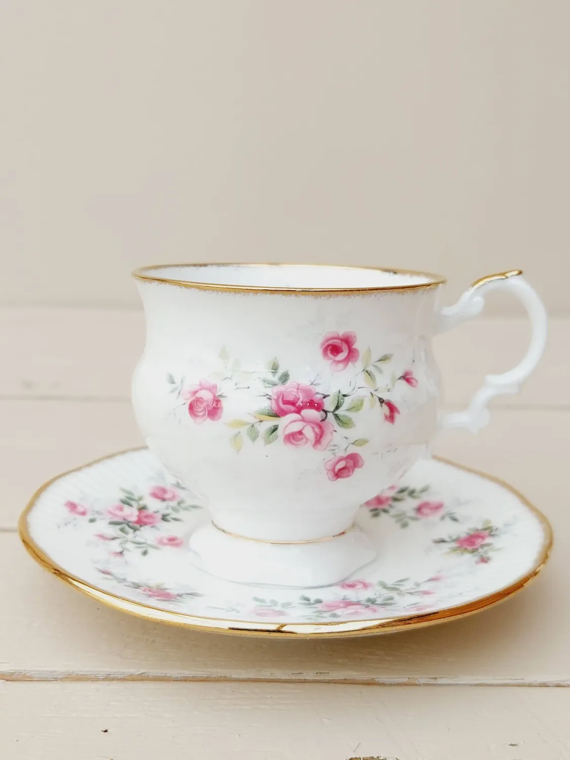 Kop met schotel Elizabethan met pioenrozen en gouden randen