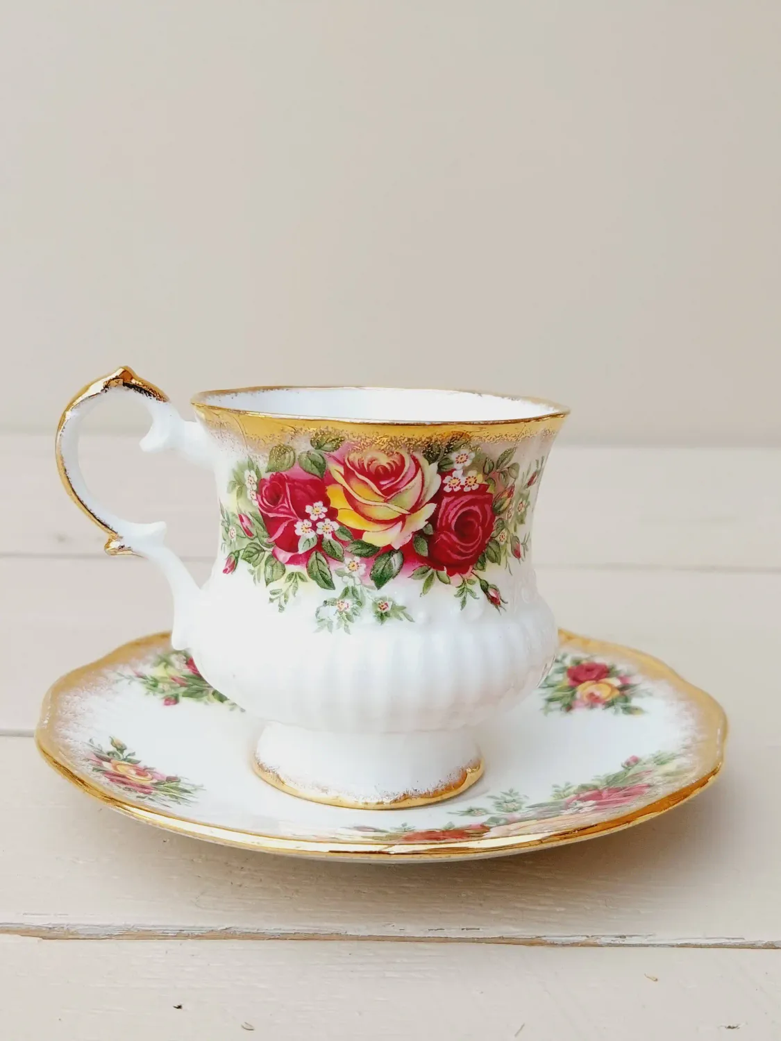 Kop met schotel Elizabethan met rozen, bloemetjes en gouden randen