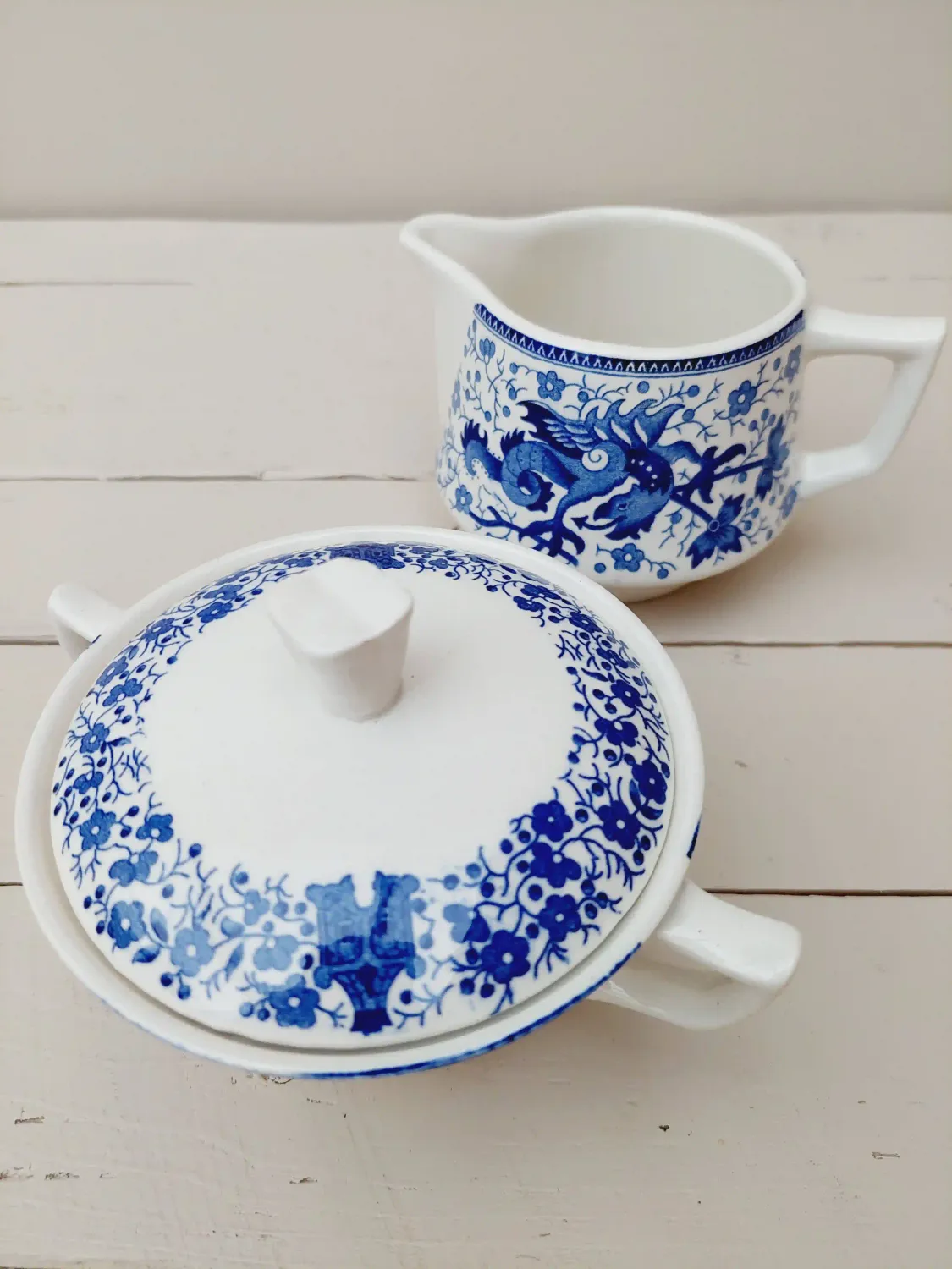 Boch Dragon roomstel voor melk en suiker, blauw-wit porselein met draken en florale accenten