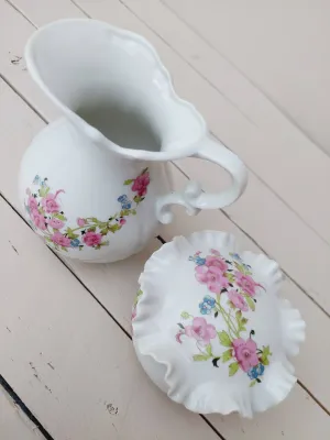 Roomstel voor melk en suiker met vergeet-me-nietjes en zinnia's