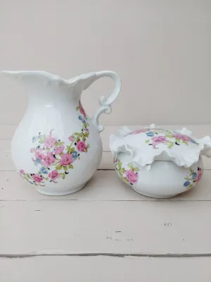 Roomstel voor melk en suiker met vergeet-me-nietjes en zinnia&#39;s