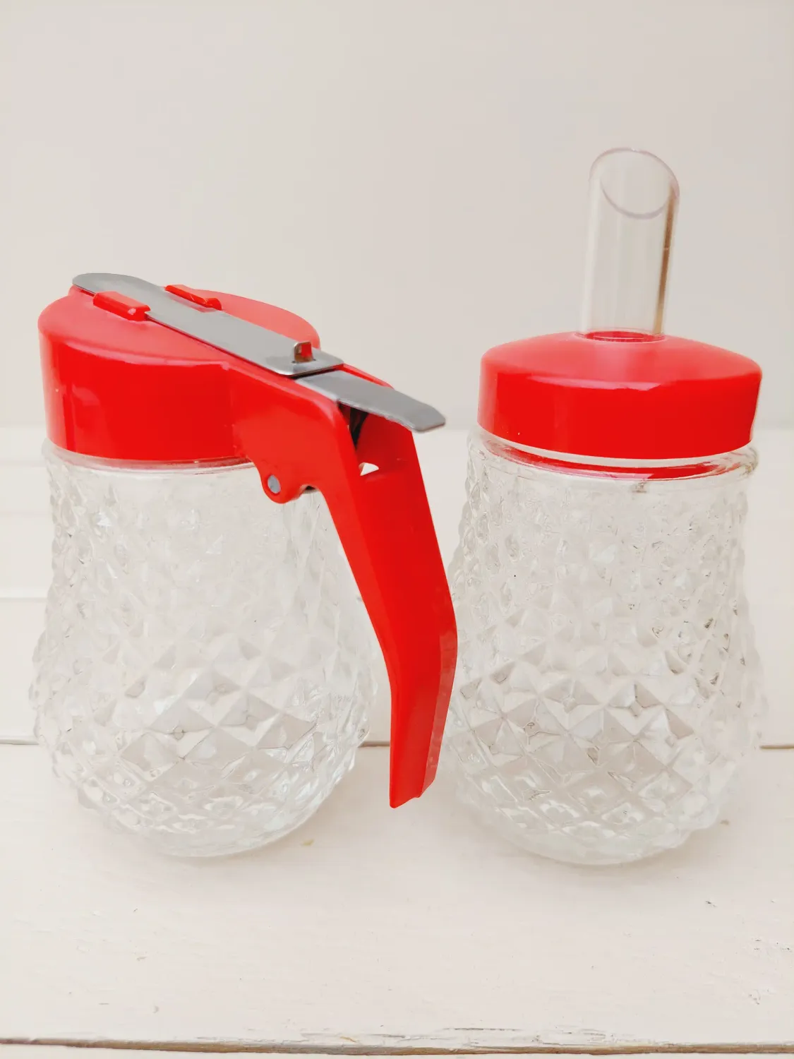 Vintage suikerstrooier en melkkan - BMF – glas met rood deksel, jaren ’70 stijl