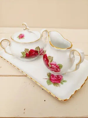 Roomstel met schaaltje Rheinpfalz met rode rozen en gouden randen