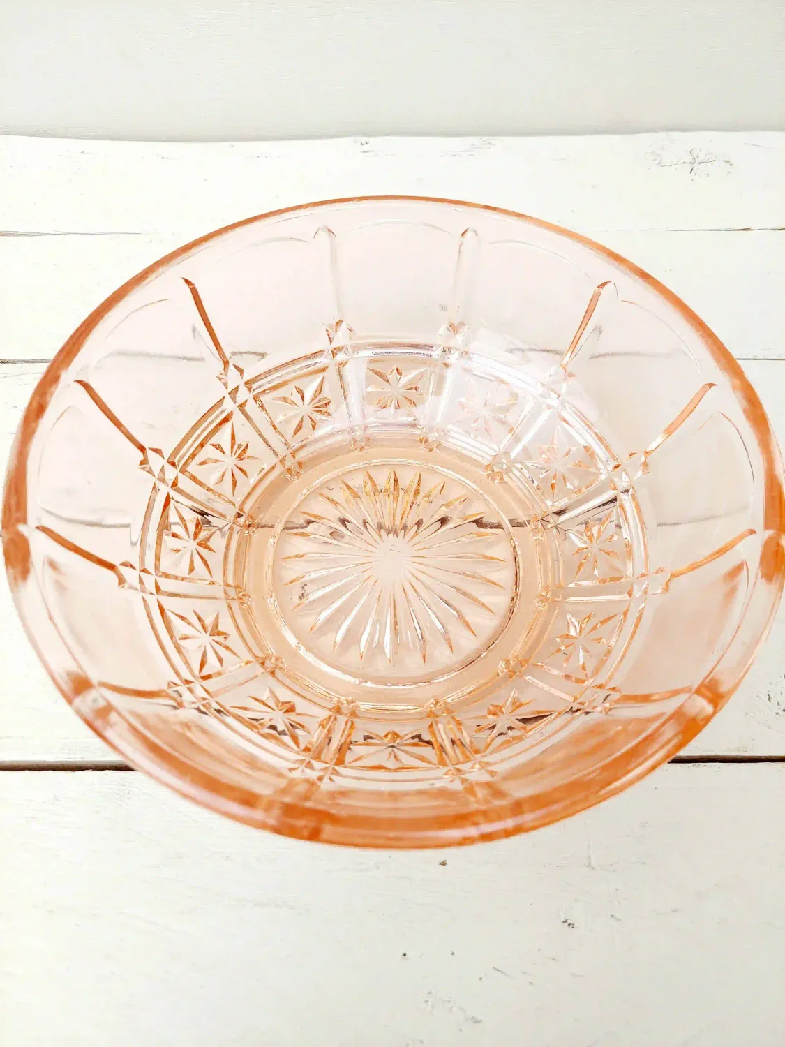 Kom in geslepen roze persglas - 19 cm  - Vintage Art Deco stijl met geslepen motief