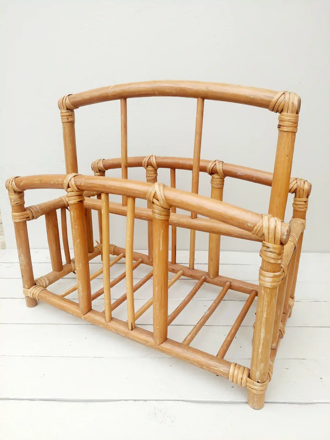 Rechthoekige rotan lectuurmand - vintage tijdschriftenhouder