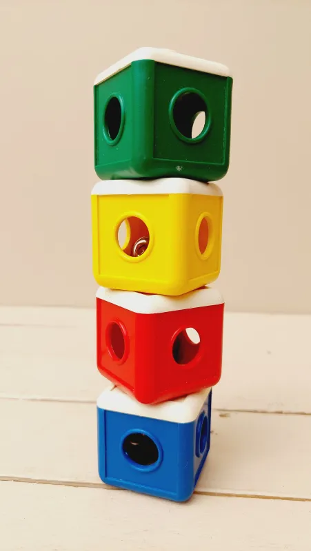 Vintage stapelblokken met belletjes – rood, geel, groen en blauw