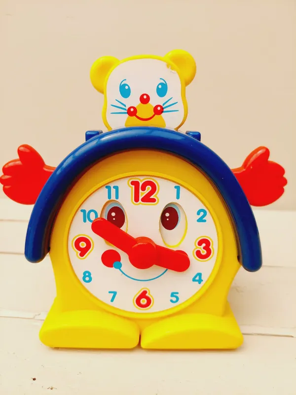 Vintage Kiddicraft gele speelgoedklok met beertje