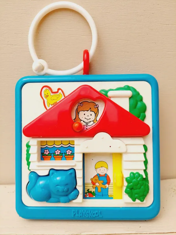 Klein Playskool activity bordje – huisje met poesje en kindjes