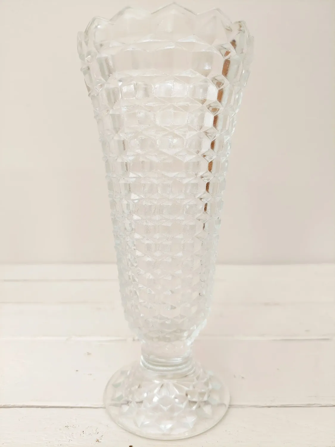 Vintage trompetvormige vaas op voet, geslepen glas, diamantpatroon, 20 cm