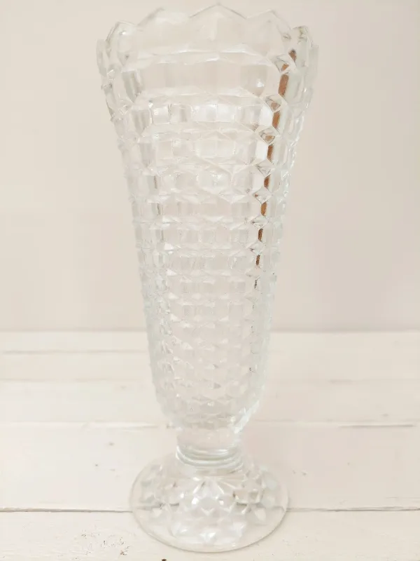 Vintage trompetvormige vaas op voet, geslepen glas, diamantpatroon, 20 cm