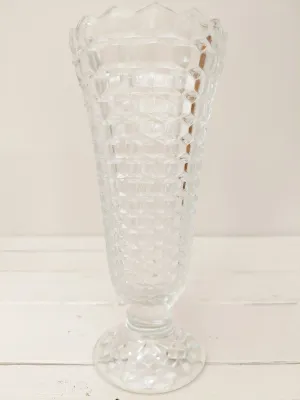 Vintage trompetvormige vaas op voet, geslepen glas, diamantpatroon, 20 cm
