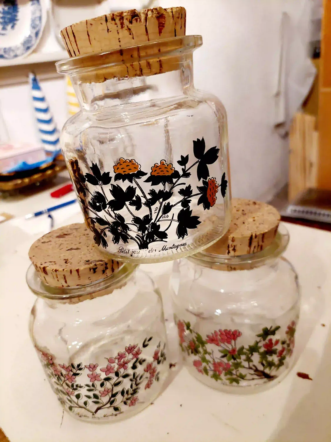 Voorraadpotten met tekening van fijne bloemetjes en kurken stop, set van 3