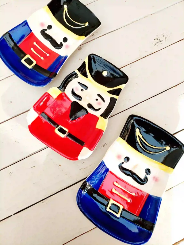 Notenkraker bord - vrolijk kerstservies - rood of blauw