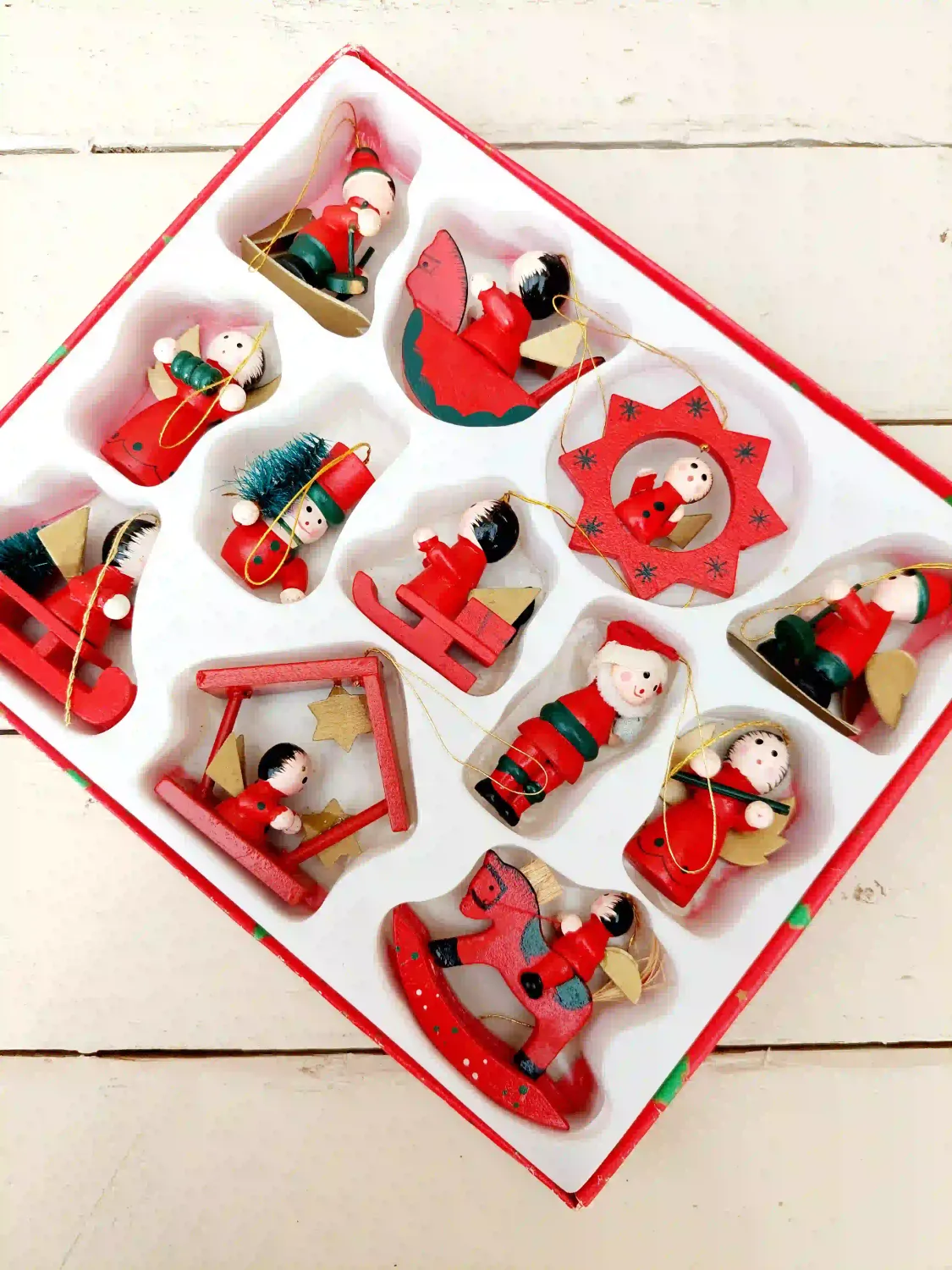 Vintage houten kerstornamenten set – 12 mini figuurtjes in rood en groen - in originele bewaardoos