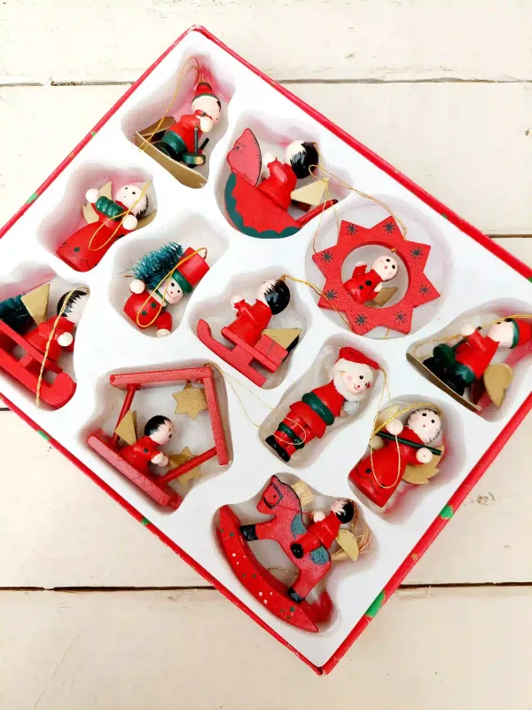 Vintage houten kerstornamenten set – 12 mini figuurtjes in rood en groen - in originele bewaardoos