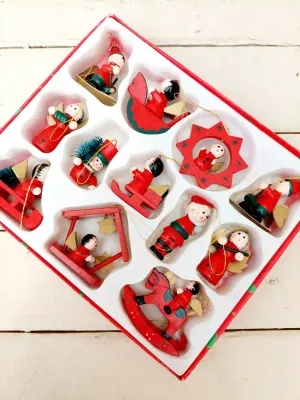 Vintage houten kerstornamenten set – 12 mini figuurtjes in rood en groen - in originele bewaardoos
