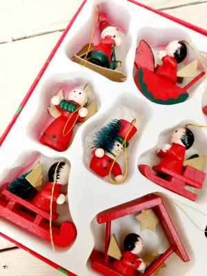 Vintage houten kerstornamenten set – 12 mini figuurtjes in rood en groen - in originele bewaardoos
