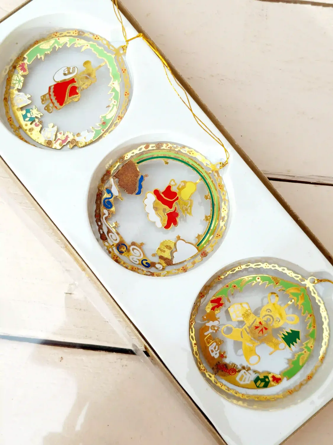 Ronde twinkelende kerstornamenten - kerstman, beertje, engel