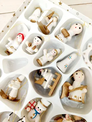 Vintage houten kerstornamenten set – 29 mini figuurtjes in wit en goud - in originele bewaardoos