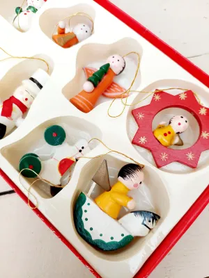 Vintage houten kerstornamenten set – 14 mini figuurtjes in rood, groen, geel en wit - in originele bewaardoos