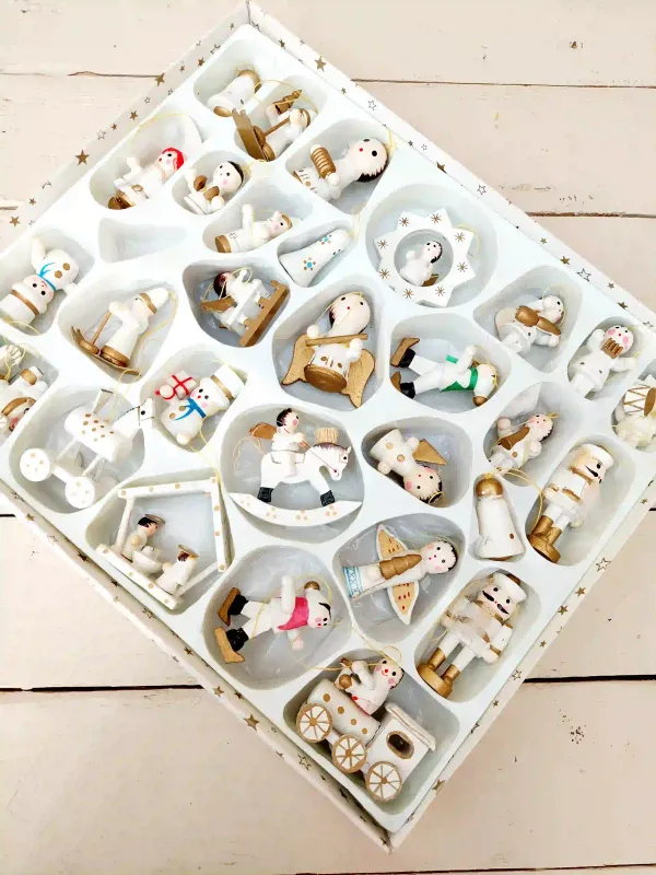 Vintage houten kerstornamenten set – 29 mini figuurtjes in wit en goud - in originele bewaardoos