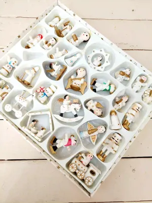 Vintage houten kerstornamenten set – 29 mini figuurtjes in wit en goud - in originele bewaardoos