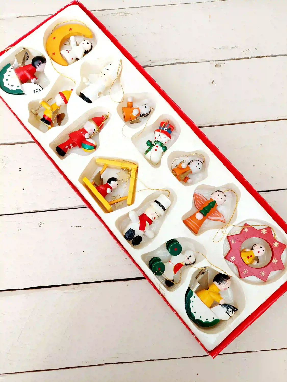 Vintage houten kerstornamenten set – 14 mini figuurtjes in rood, groen, geel en wit - in originele bewaardoos