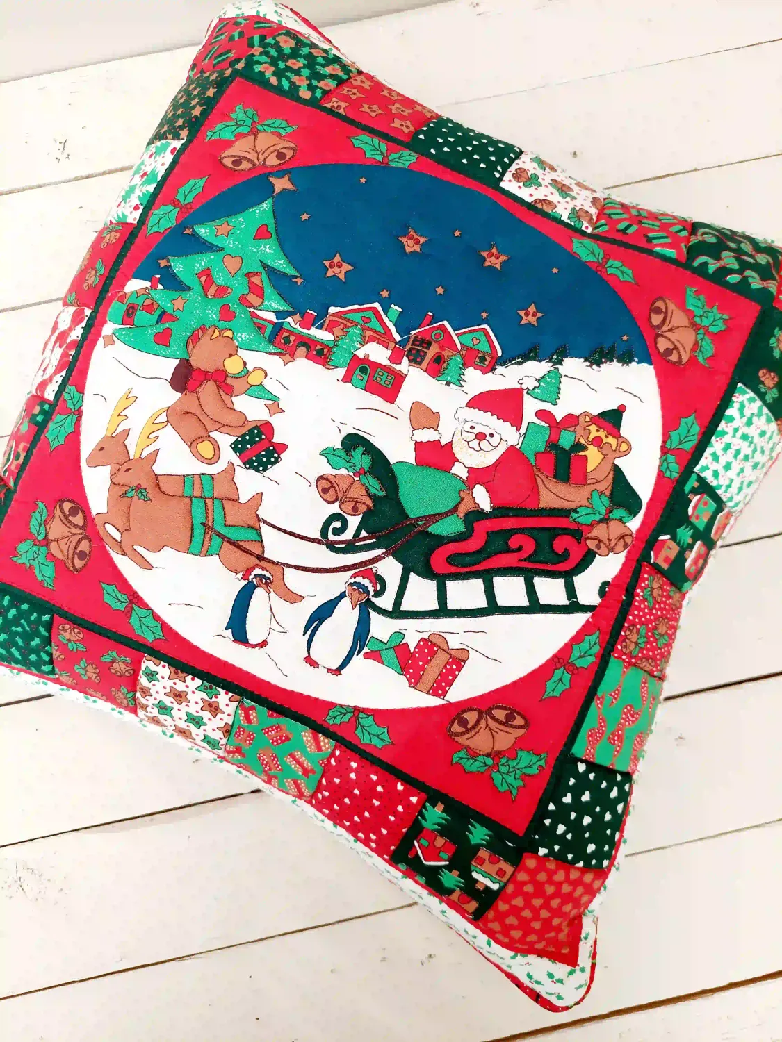 Kerstkussensloop met kussen met kersttafereel in de sneeuw – rode decoratieve hoes voor sierkussen 40 x 40 cm