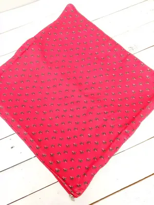 Kerstkussensloop met kersttafereel in de sneeuw en patchwork – rode decoratieve hoes voor sierkussen 40 x 40 cm