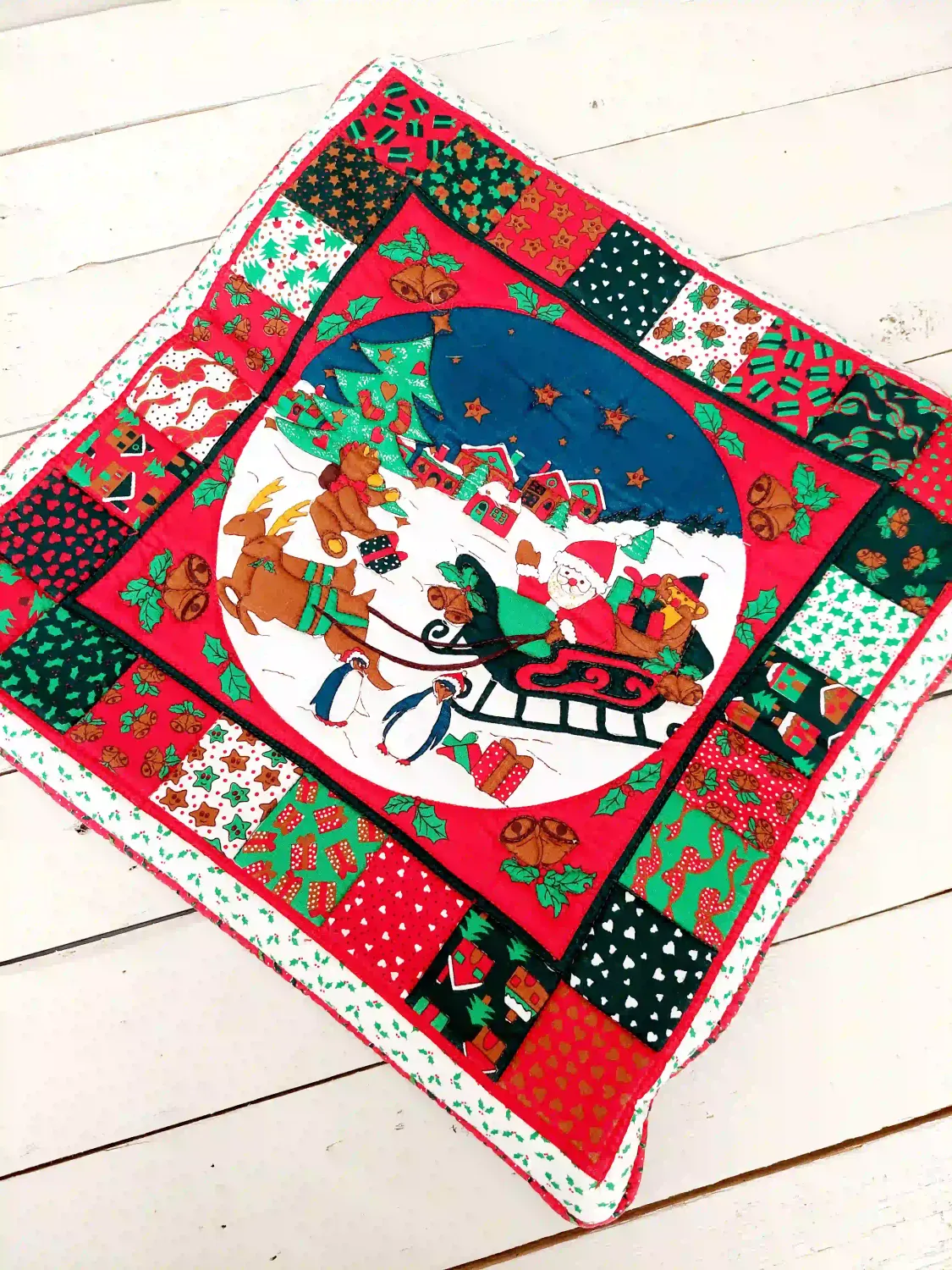 Kerstkussensloop met kersttafereel in de sneeuw en patchwork – rode decoratieve hoes voor sierkussen 40 x 40 cm