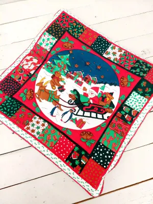 Kerstkussensloop met kersttafereel in de sneeuw en patchwork – rode decoratieve hoes voor sierkussen 40 x 40 cm