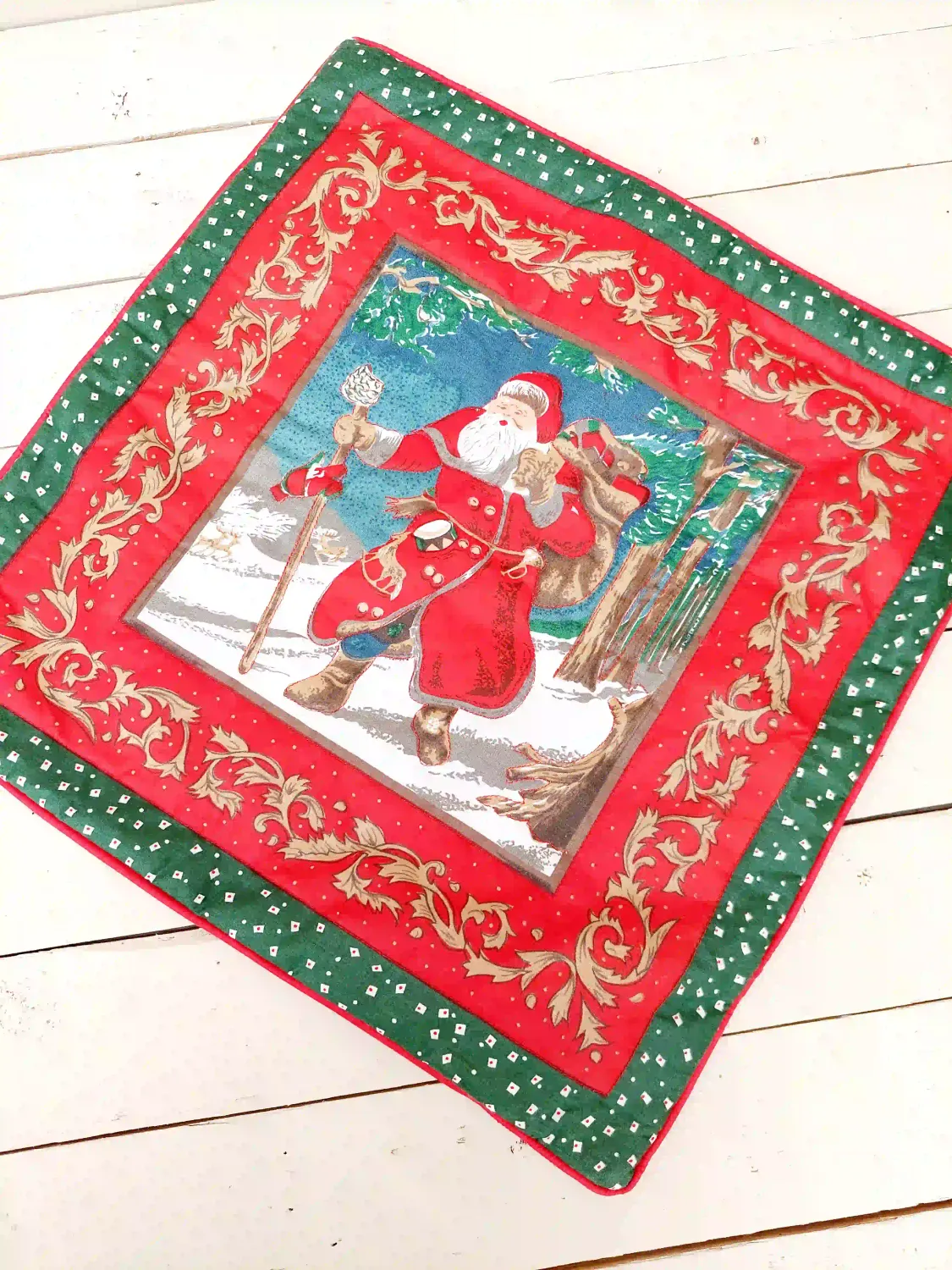 Kerstkussensloop met prent van kerstman in het besneeuwde bos – rode decoratieve hoes voor sierkussen 40 x 40 cm