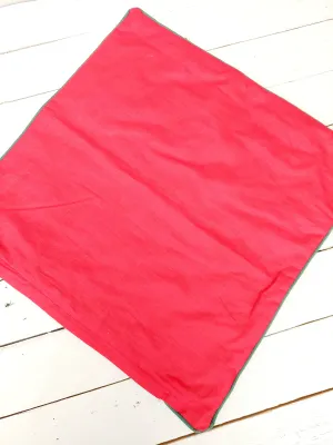 Kerstkussensloop met schaatsende kerstmannen – rode decoratieve hoes voor sierkussen 40 x 40 cm