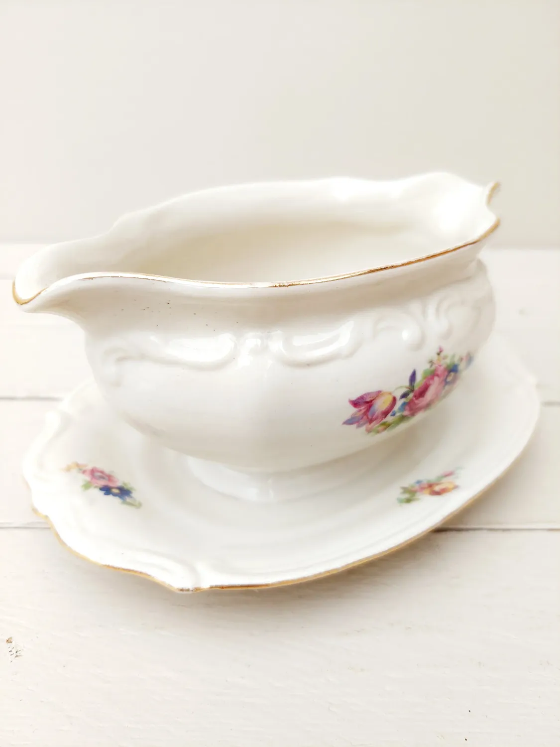 Vintage sauskom - sauspot Toluwice - crème porselein met bont bloemendecor en gouden rand