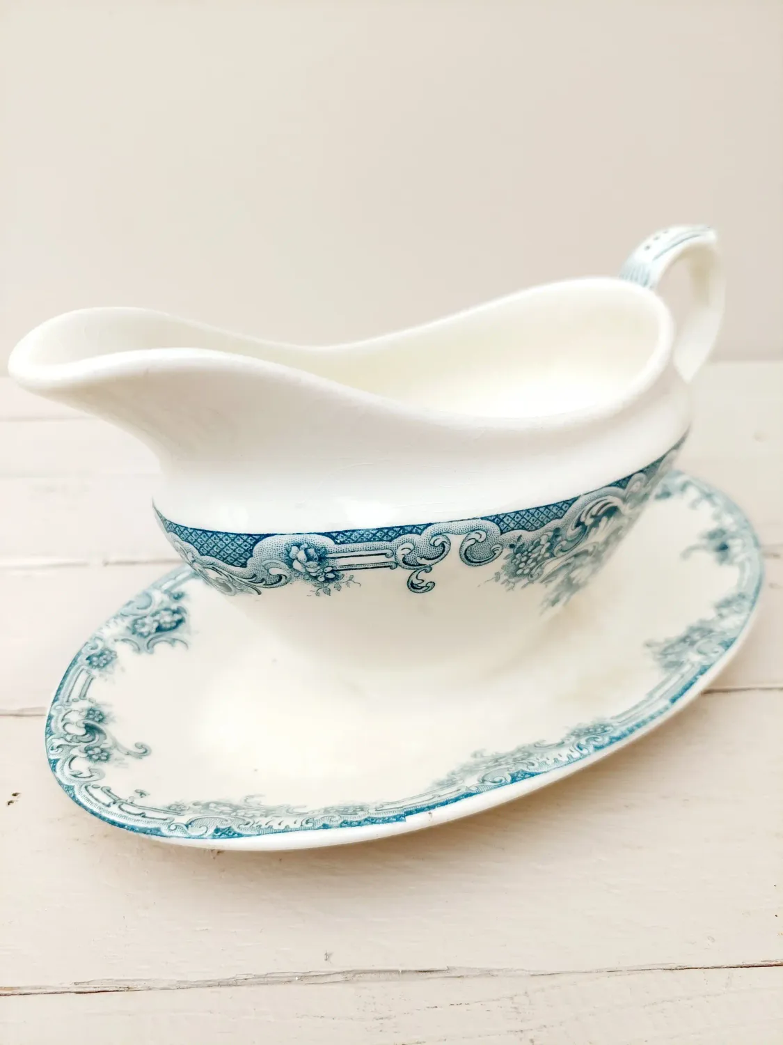 Antieke sauskom - sauspot Boch Frères Keramis - Dauphin - crème porselein met grijsblauwe bloemendecoratie