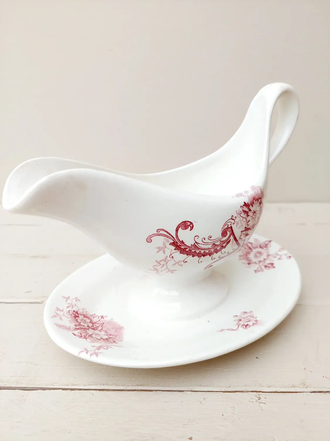 Antieke sauskom - sauspot Nimy Belgium- wit porselein met rozen en gouden lijnen