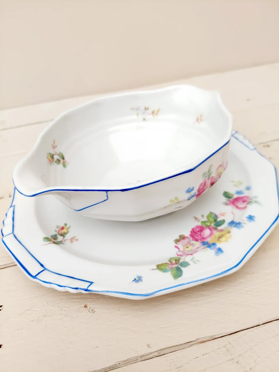 Vintage sauskom - sauspot Porcelaine Cerabel - wit porselein met fijn bont bloemendecor en blauwe lijnen