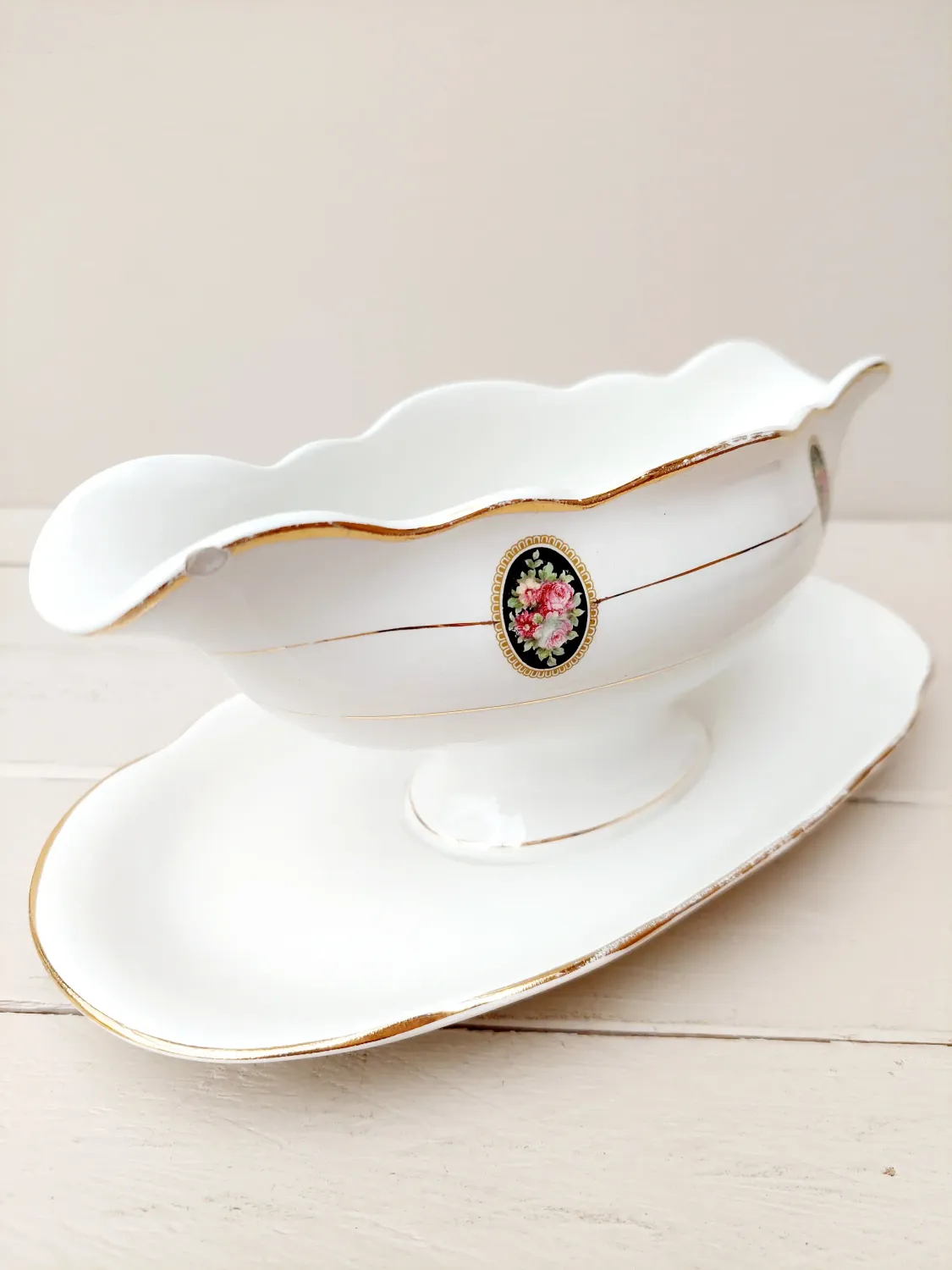 Antieke sauskom - sauspot Nimy Belgium- wit porselein met roze bloemendecoratie