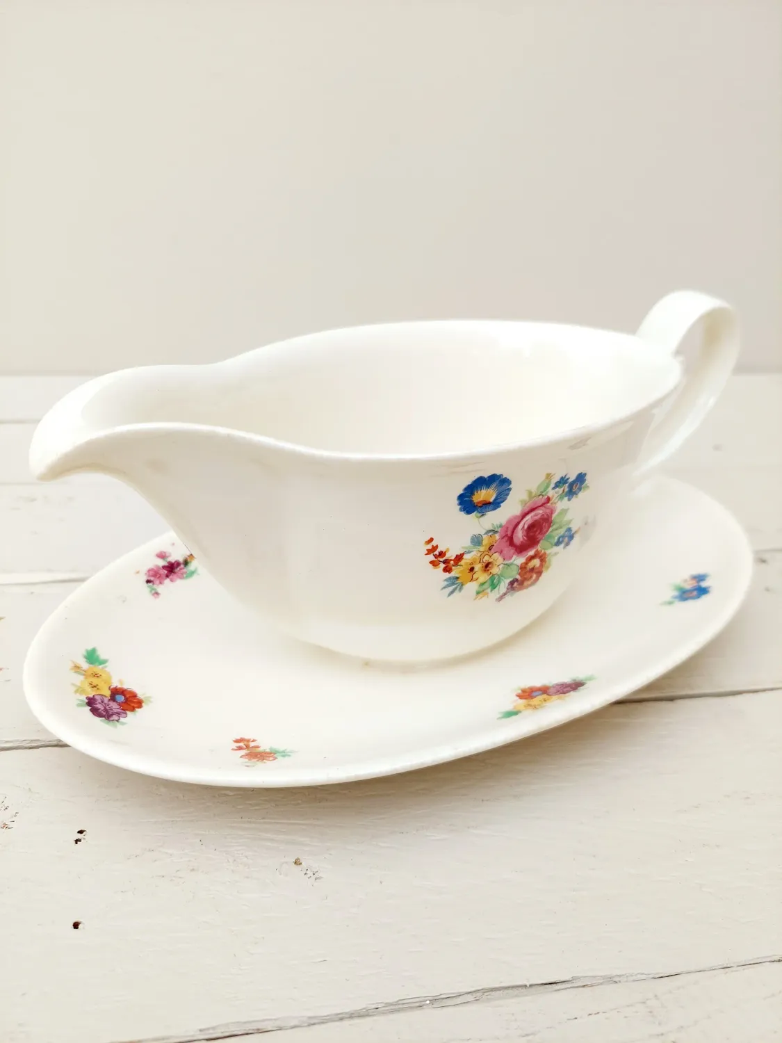 Vintage sauskom - sauspot Petrus Regout Boudewijn - crème porselein met bont bloemendecor