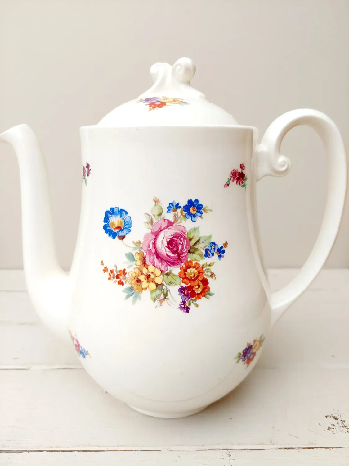 Vintage koffiepot / theepot - Petrus Regout, model Boudewijn - crème porselein met bonte bloemen