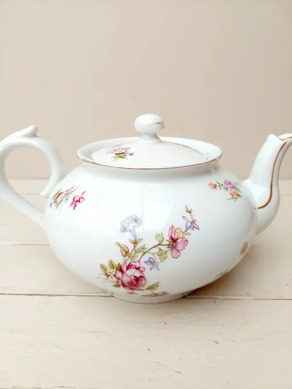 Vintage theepot Cerabel Porcelain - wit porselein met veldbloemen en gouden randen