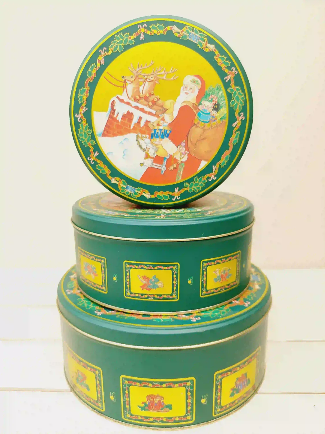 Groene kerstblikken, set van 3, rond, prenten van kersttaferelen en feestelijke accenten