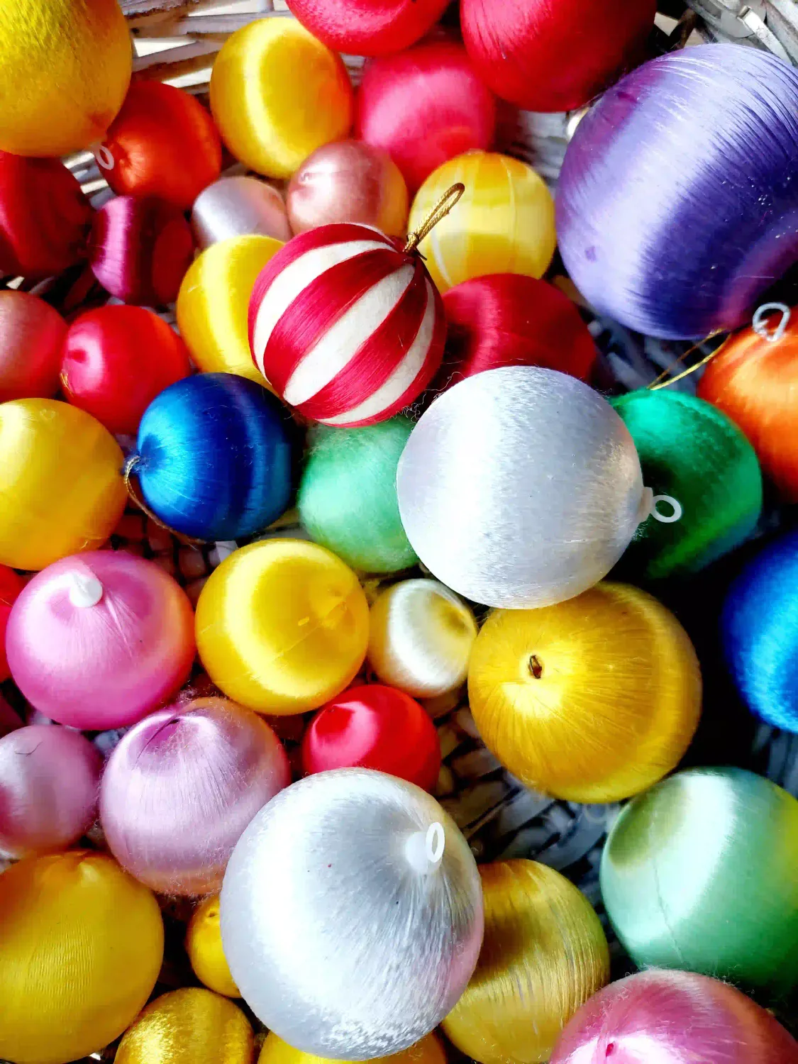 Vintage zijden kerstballen, set 48 stuks in allerlei kleuren en maten - kleurrijke retro kerstdecoratie