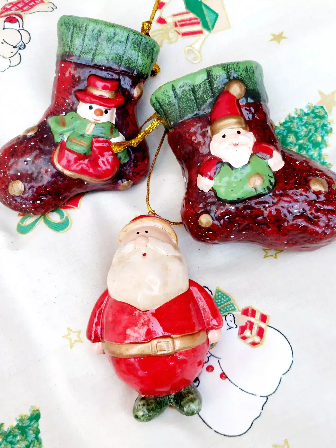 Vintage keramische hangers - Kerstman, kousen met sneeuwpop