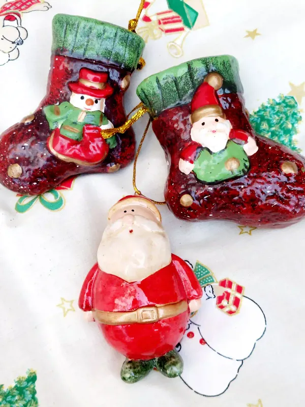 Vintage keramische hangers - Kerstman, kousen met sneeuwpop