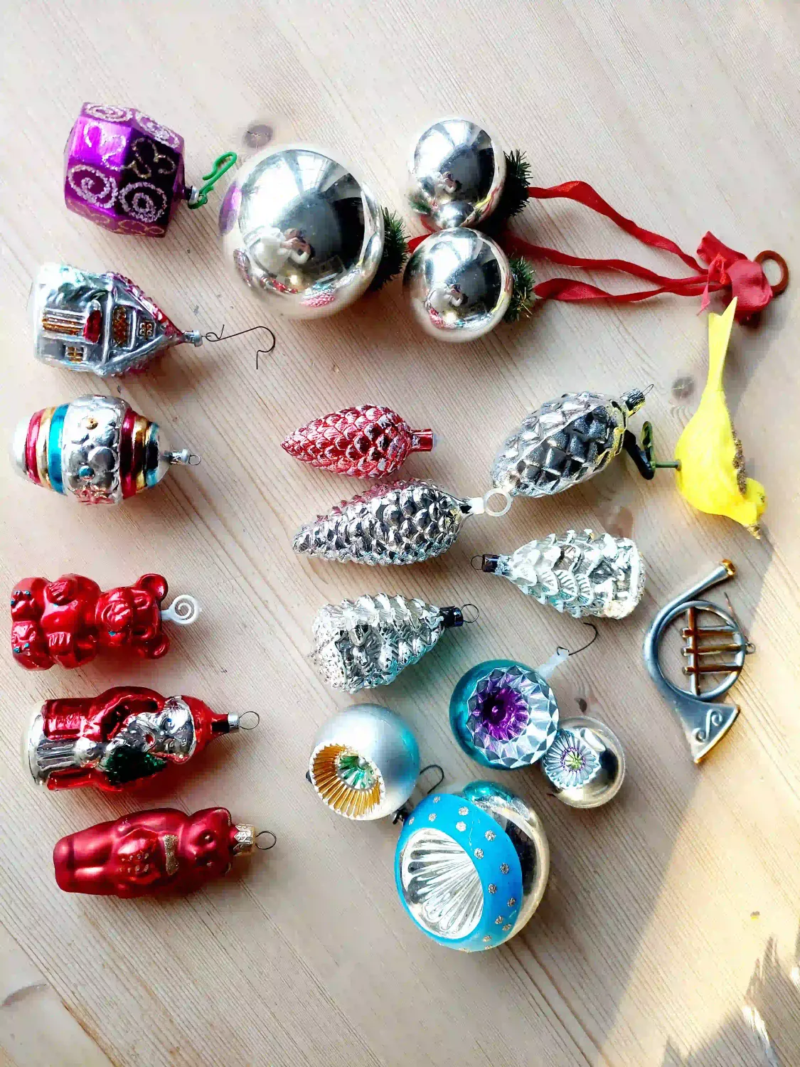 Groot lot diverse vintage glazen kerstornamenten met onder andere zilveren deukballen