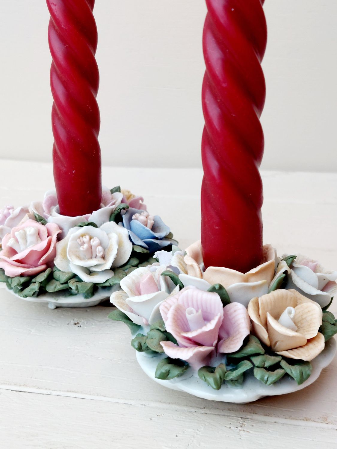 Porseleinen rozen kandelaars – vintage porselein bloemen kandelaar - set van 2