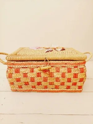 Vintage naaimand in rozerood en lichtbruin riet met raffia bloemen