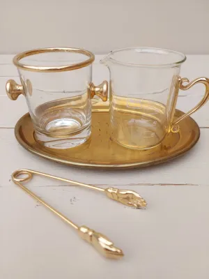 Vintage roomstel voor melk en suiker in glas en goud met handjesgrijper