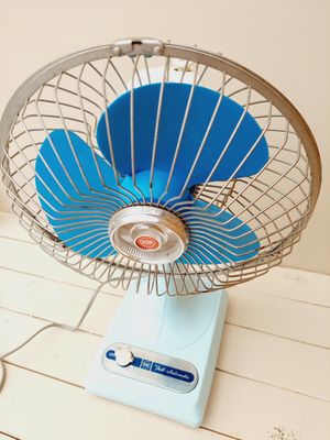 Retro Japanse tafelventilator KDK – blauw metalen design uit de jaren 60/70